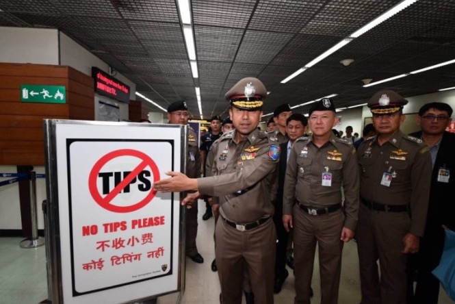 中国游客落地签拒付小费排队6小时，泰国廊曼机场四名官员被调查