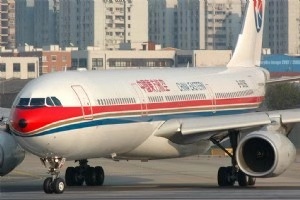 上海飞东京航班因机械故障返航，乘客脚底传来撞击声！换机已抵达