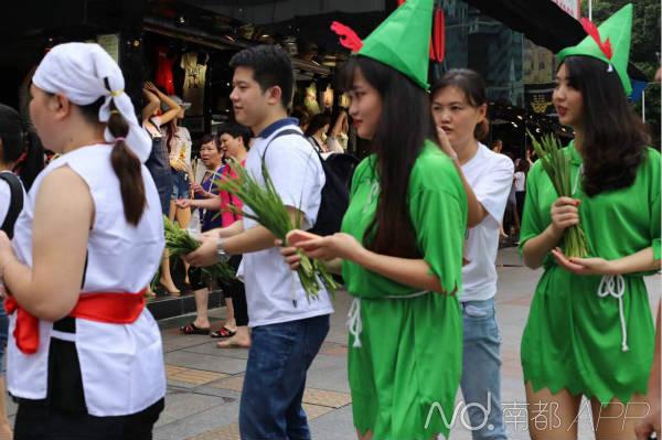 中大学子拍韭菜 提醒股民入市有风险_即时发