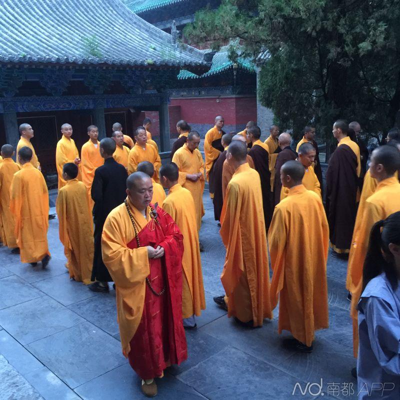 今天早上,释永信在法会现场.南都记者 曹晶晶  摄