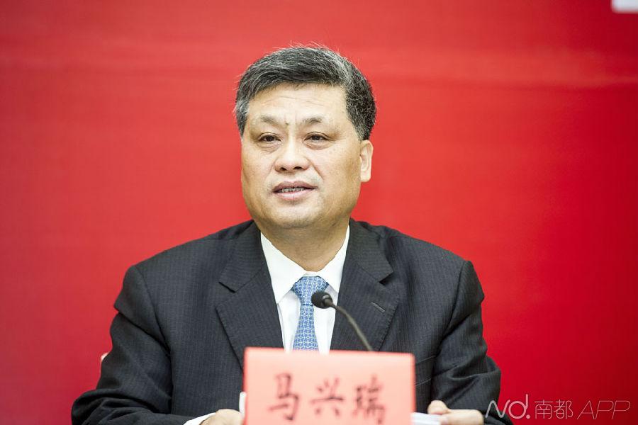 身处深圳权力核心的13名官员,今日下午一起走到聚光灯下,与媒体记者