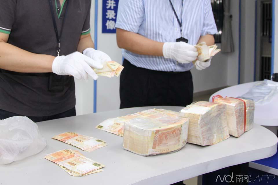 罗湖灌木丛找到365万 香港劫案尚有2000多万待寻