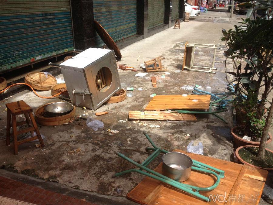 抱怨石头挡道 两男子被打 砸店泄愤